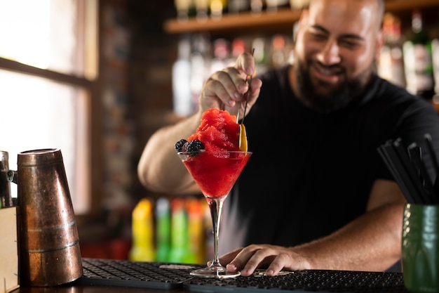 Free photo close up on bartender creating delicious drink