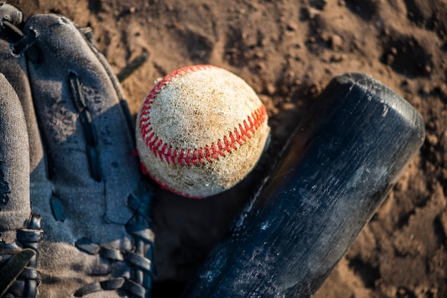 Free photo close-up of baseball and bat in dirt