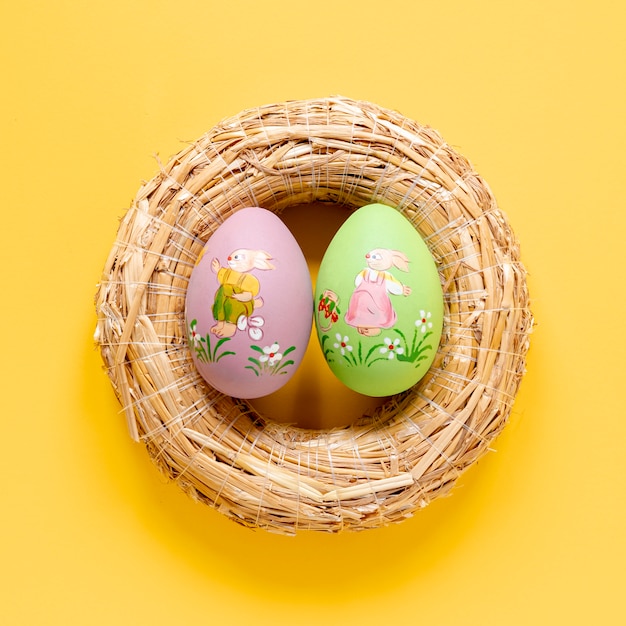 Free photo close-up basket with painted eggs