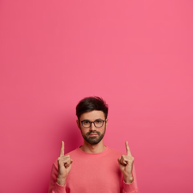 Free photo close up on bearded young man wearing glasses isolated