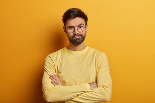 Free photo close up on bearded young man wearing glasses isolated