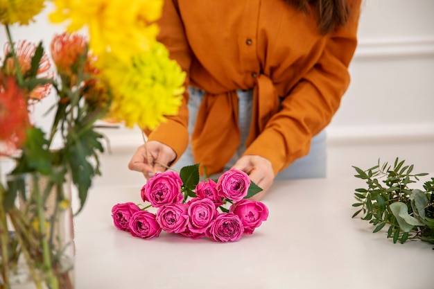 Free photo close up on beautiful florist woman