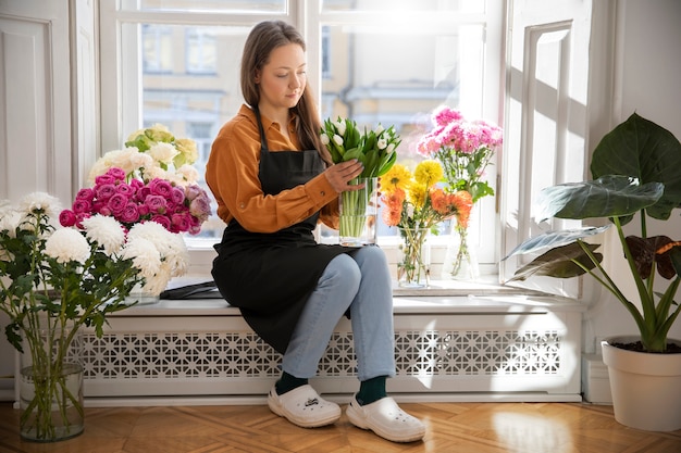 Free photo close up on beautiful florist woman