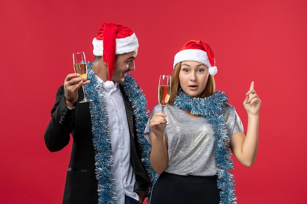 Free photo close up on beautiful young couple wearing santa hats isolated