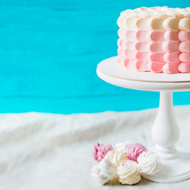 Free photo close-up of a birthday cake on cakestand