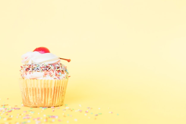 Free photo close-up birthday muffin with cherry