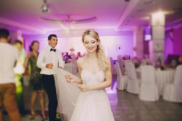 Free photo close-up of blonde bride dancing in the restaurant