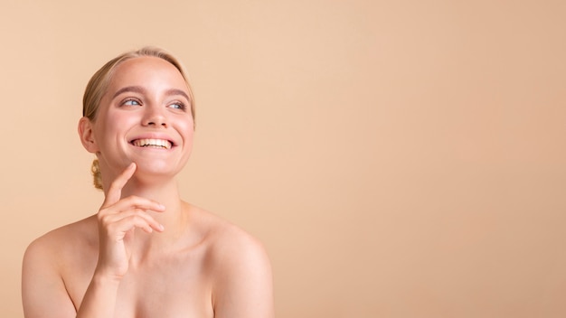 Free photo close-up blonde model with wide smile and copy-space