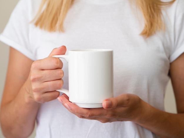 Free photo close-up blonde woman with mug