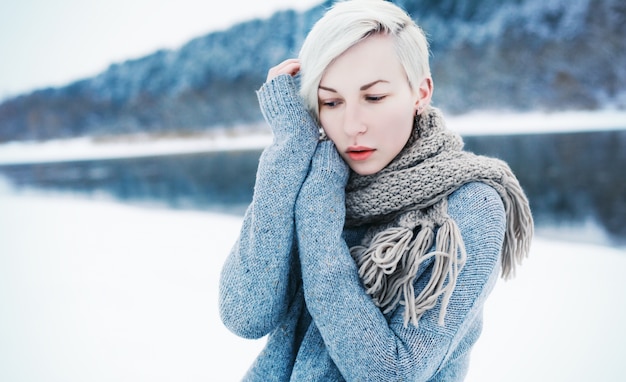 Free photo close-up of blonde woman with short hair in a winter day