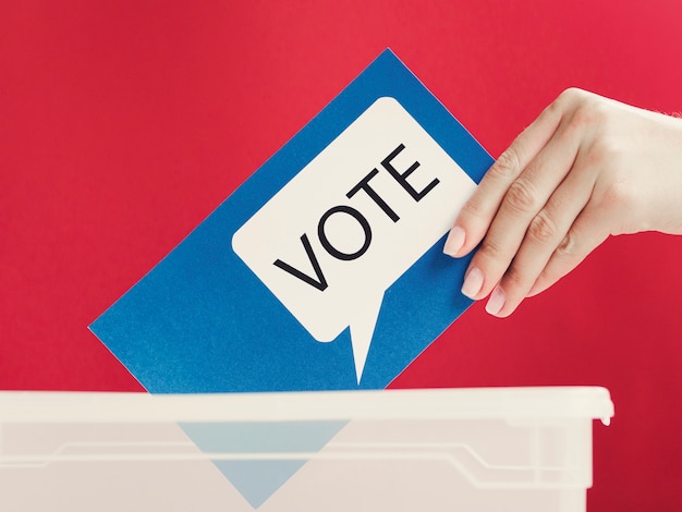 Free photo close-up blue card with voting speech bubble in box