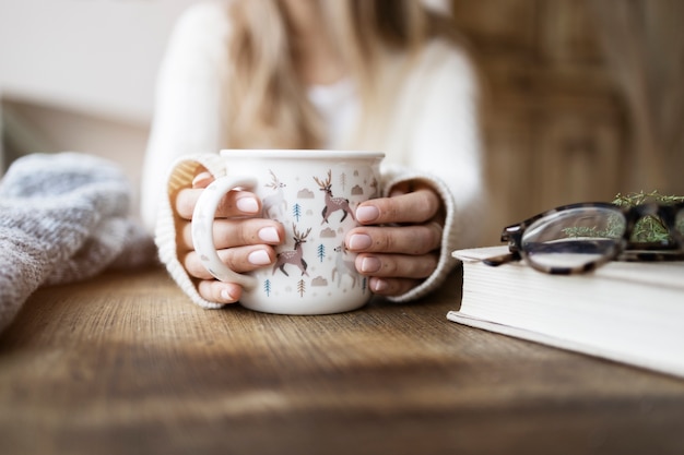 Free photo close up blurry woman holding mug