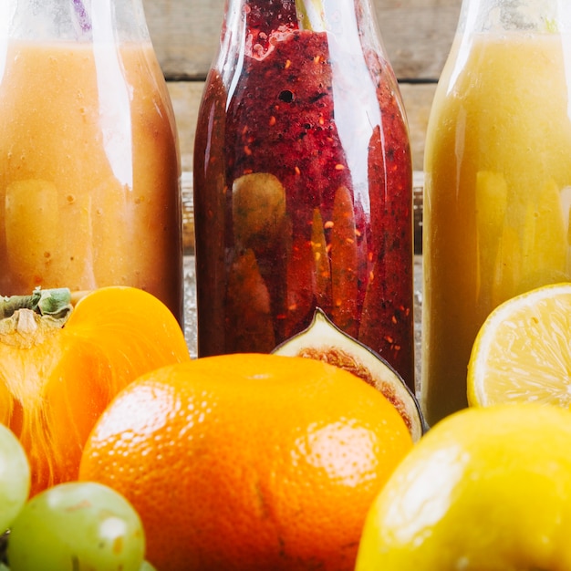 Free photo close-up bottles and fruits