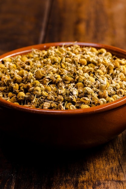 Free photo close-up bowl with dried chamomile flowers