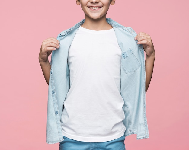 Free photo close-up boy showing shirt