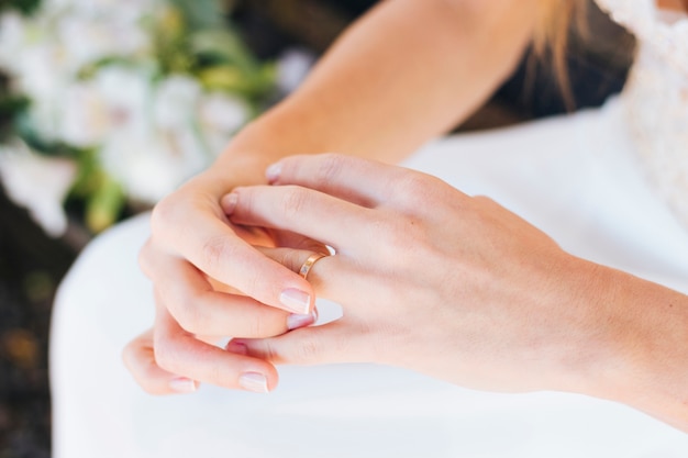 Free photo close-up of bride's hand touching her wedding ring on finger