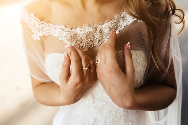 Free photo close-up of bride's hands with rings