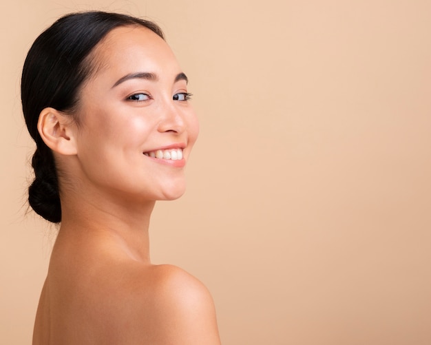 Free photo close-up brunette woman with wide smile and copy-space