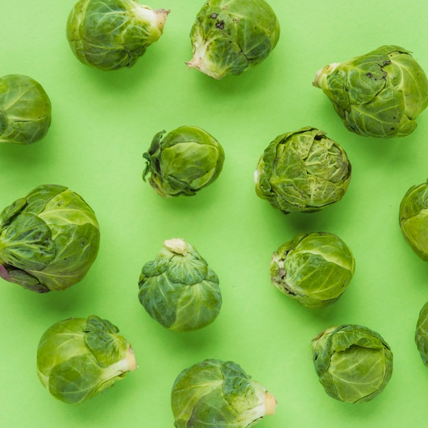 Free photo close-up of brussels sprouts on green surface