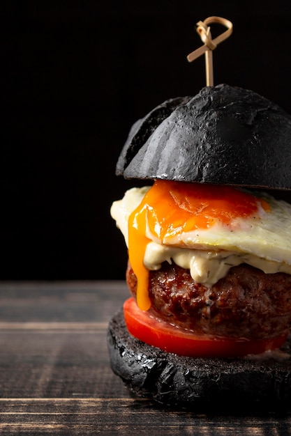 Free photo close-up burger with egg