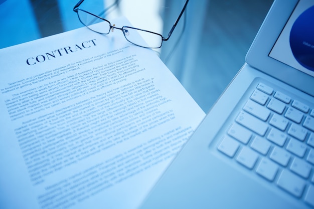 Free photo close-up of business document and laptop on the desk