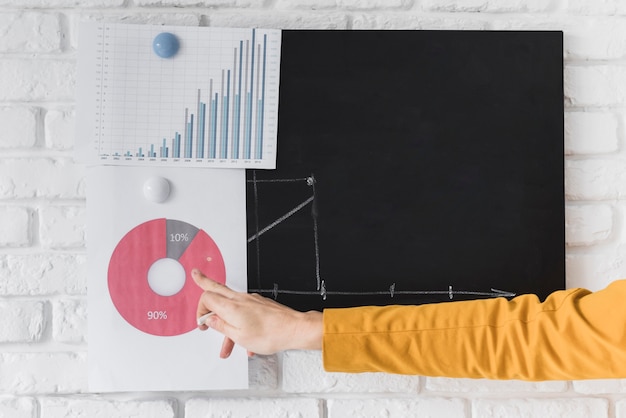 Free Photo close-up business woman sustaining a presentation