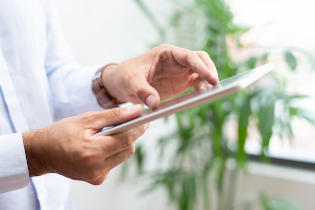 Free photo close-up of businessman analyzing chart on tablet