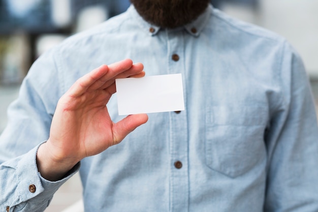 Free photo close-up of a businessman's hand showing white blank visiting card