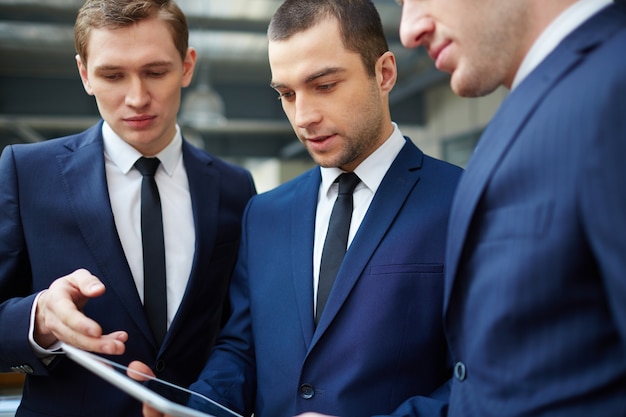 Free Photo close-up of businesspeople with digital tablet