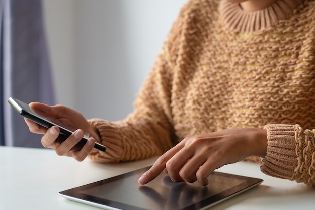 Free Photo close-up of businesswoman using modern devices