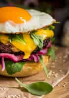 Free photo close-up cheeseburger with fried egg