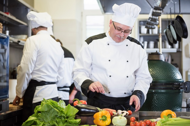 Free photo close up on chef cooking in restaurant kitchen