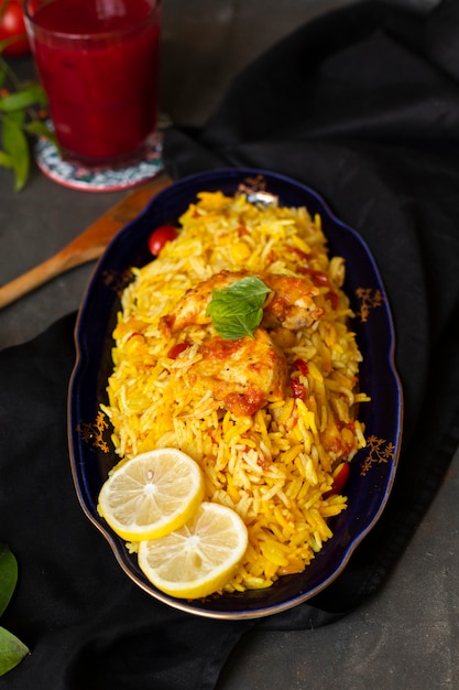 Free Photo close-up chicken with rice cooked in indian style