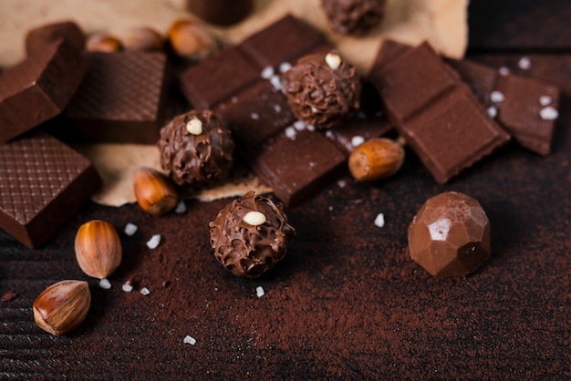 Free Photo close up chocolate bars and spoon with cocoa powder