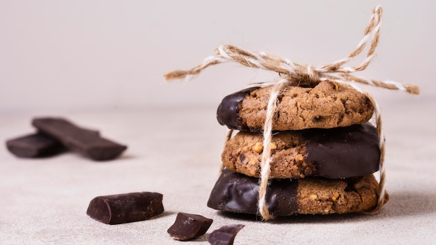 Free photo close-up chocolate cookies ready to be served