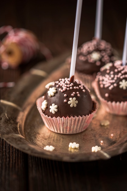 Free photo close up chocolate dessert with decoration