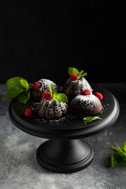 Free photo close-up chocolate dessert with sugar powder