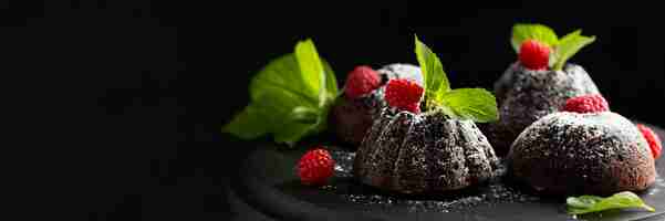 Free photo close-up chocolate dessert with sugar powder