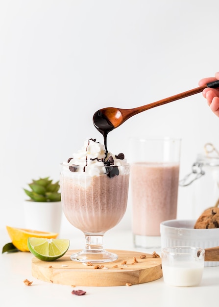 Free photo close-up chocolate milkshake