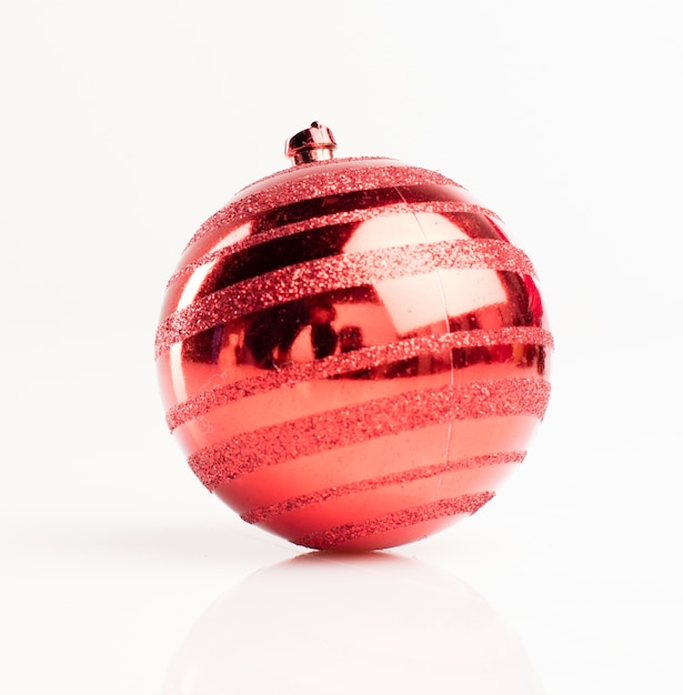 Free photo close-up of christmas ball with reflections