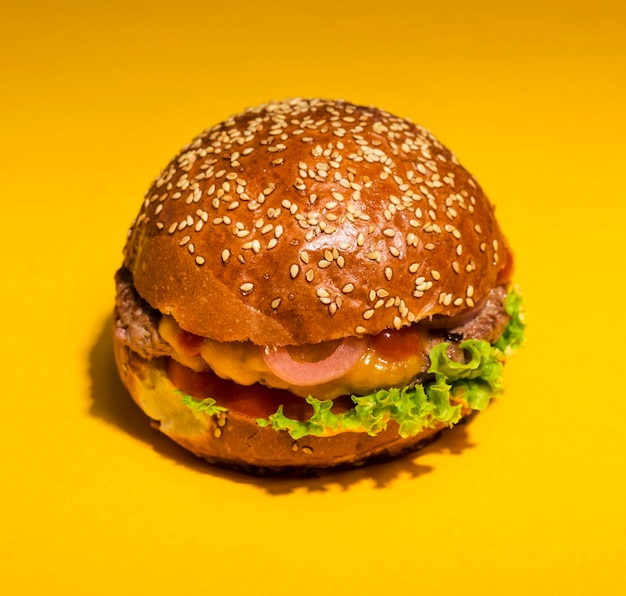 Free photo close-up classic burger with lettuce