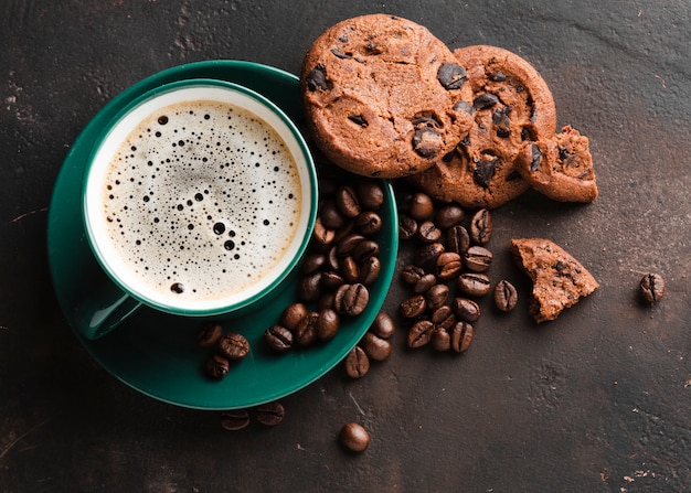 Free Photo close-up coffee cup with tasty cookies