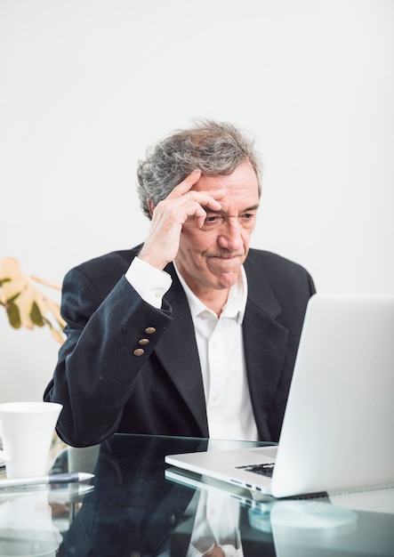 Free photo close-up of contemplated senior man looking at laptop