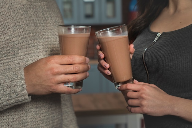 Free Photo close-up couple holding hot drinks