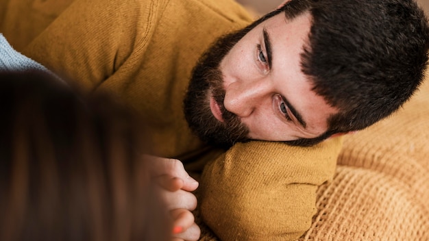 Free photo close-up couple laying down