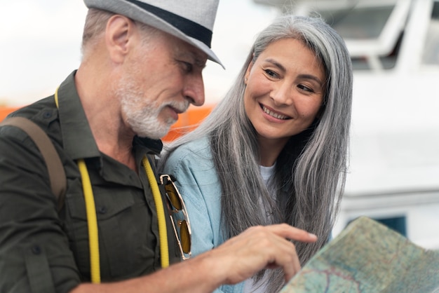 Free photo close up couple traveling together