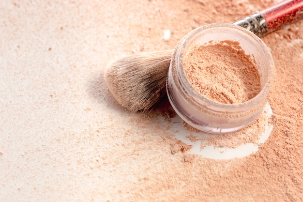 Free photo close-up of crushed mineral shimmer powder golden color with makeup brush