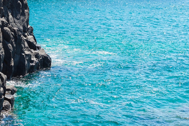 Free Photo close-up crystalline water at the beach