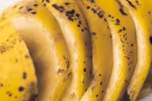 Free photo close-up of cut slices of banana