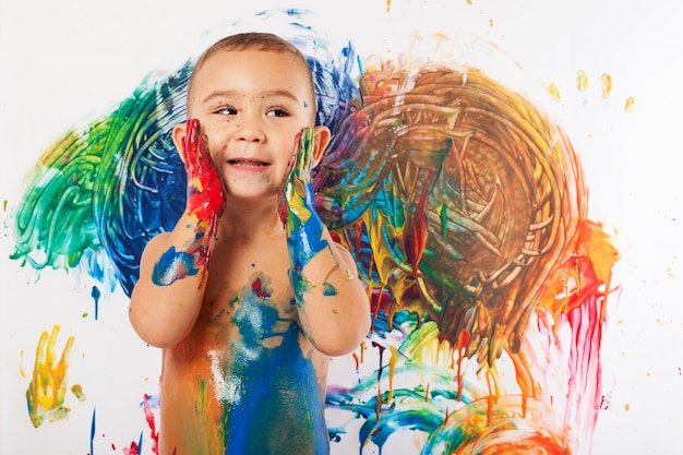 Free photo close-up of cute kid full of paint